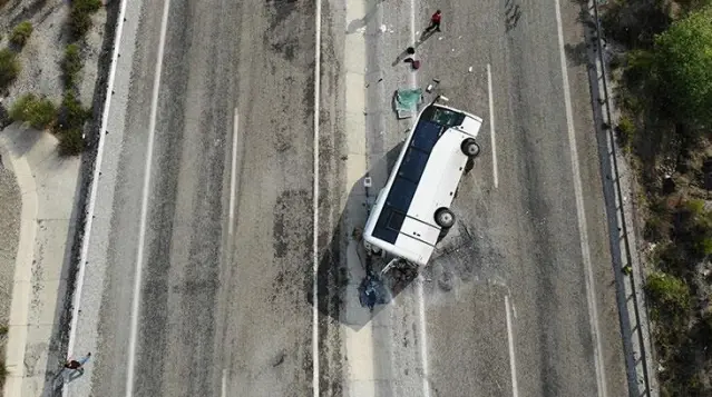 Lösemili öğrencileri taşıyan tur otobüsü devrildi: 4'ü ağır 15 yaralı