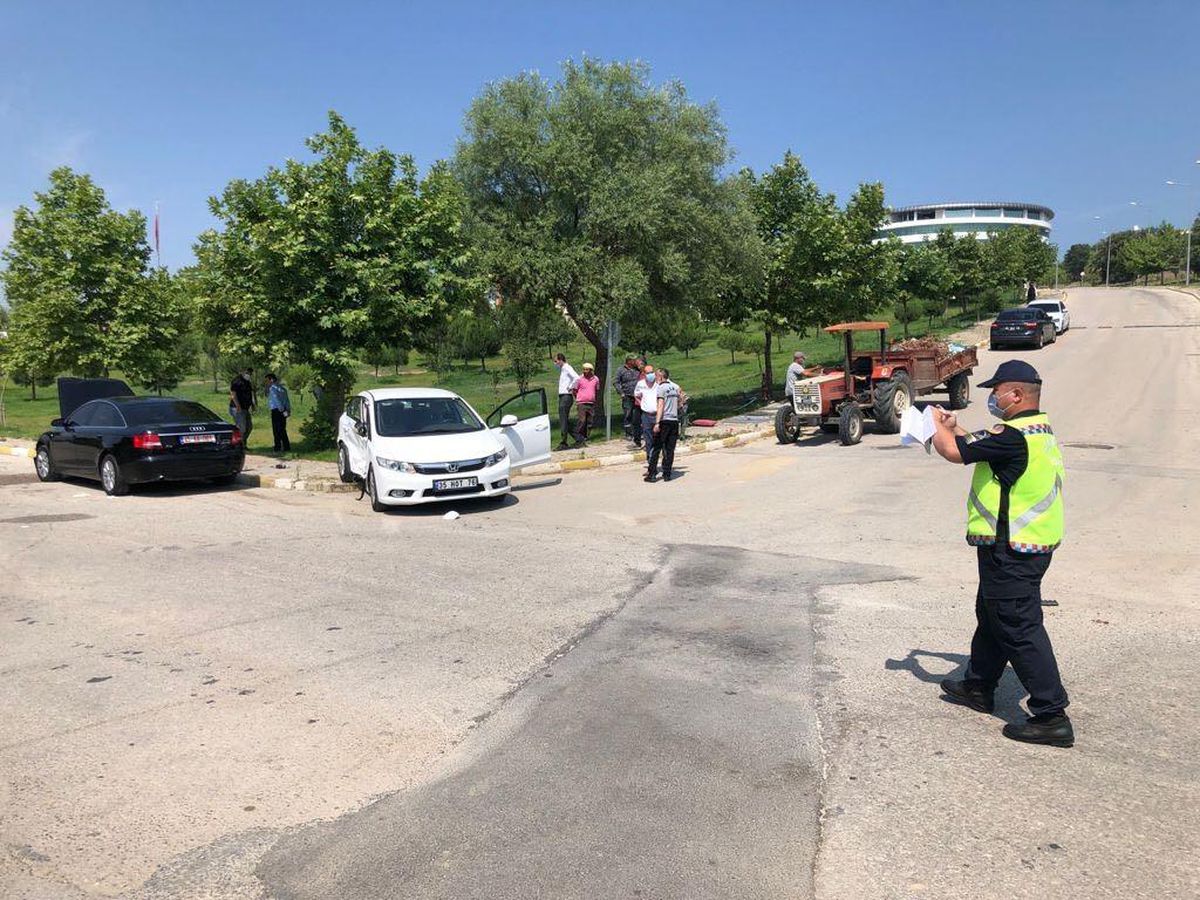 Manisa\'da üniversite yerleşkesindeki trafik kazasında, rektörün de aralarında olduğu 5 kişi yaralandı