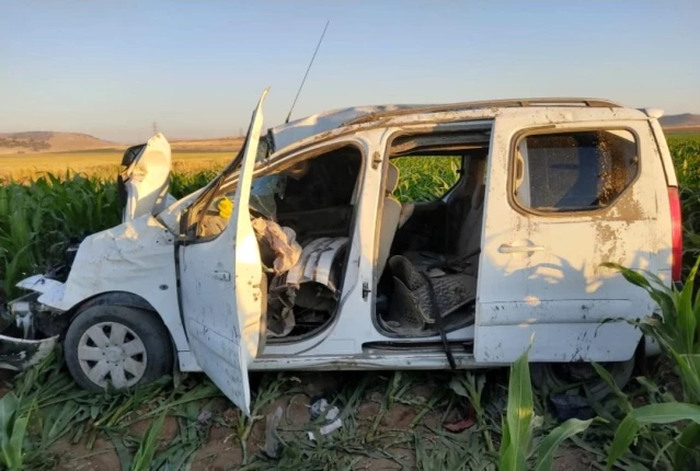 Mardin'de takla atarak mısır tarlasında devrilen araçta 1'i ağır, 4 kişi yaralandı