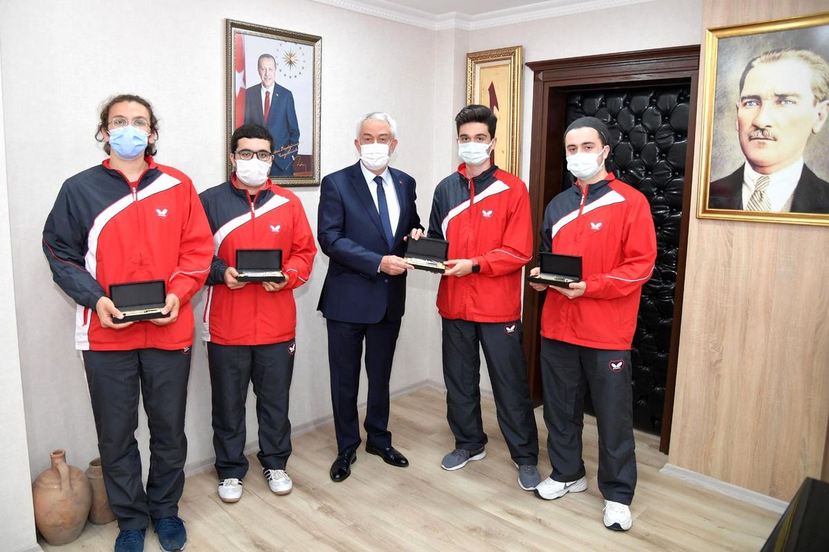 Masa tenisinde şampiyon oldular, mutluluklarını Başkan Başdeğirmen\'le paylaştılar