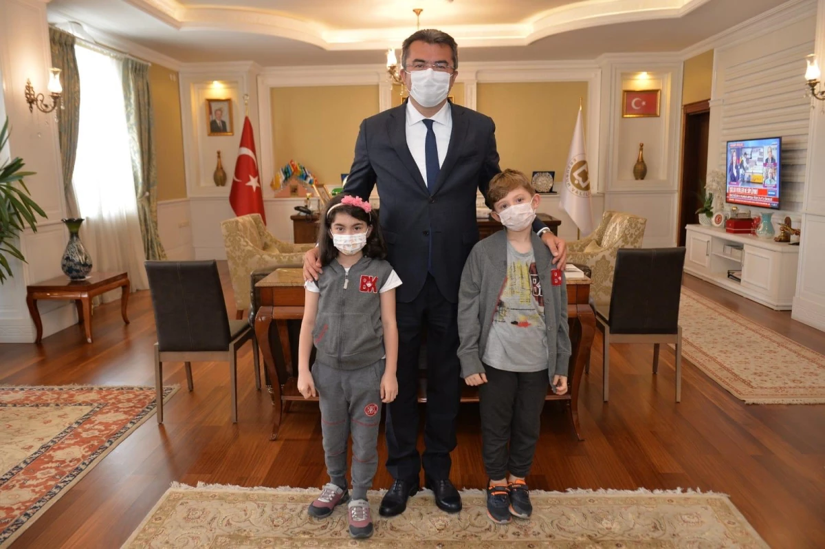 Matematik yarışmasında dünya şampiyonu olan minik öğrenciler Erzurum Valisi Memiş\'i ziyaret etti