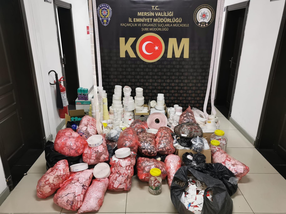 Mersin\'de eski ürünlerden sökülen tütün ve makaron bandrolleri ele geçirildi