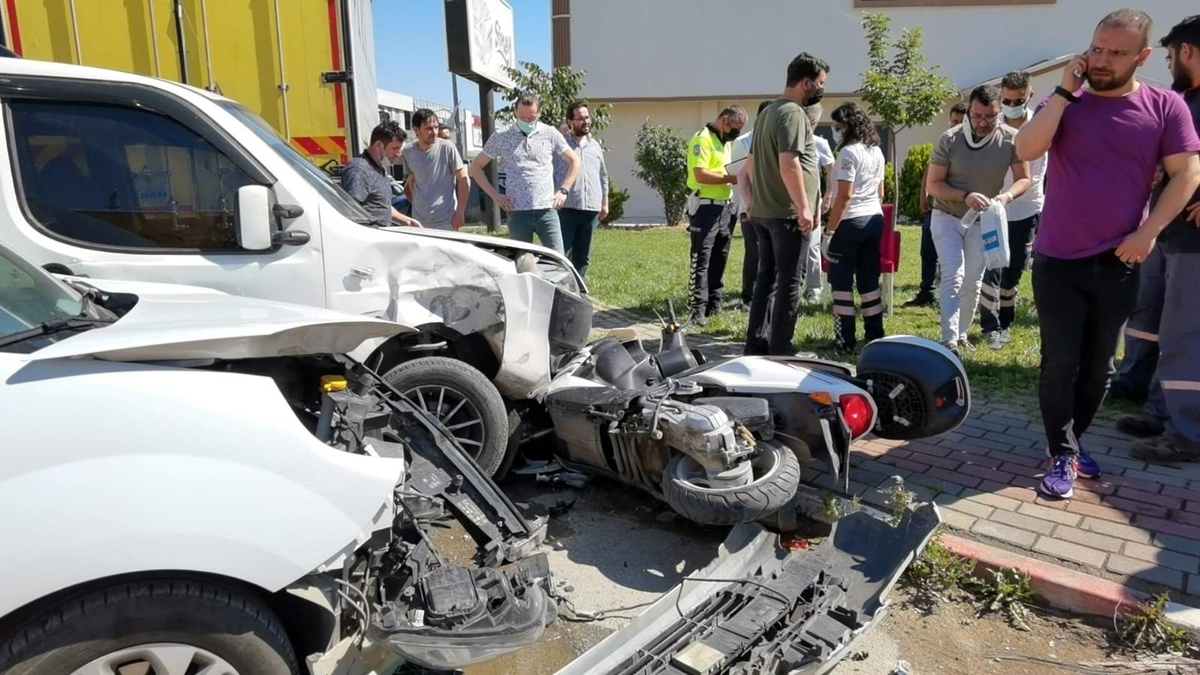 Motosiklete aynı anda 2 araç çarptı: 3 yaralı