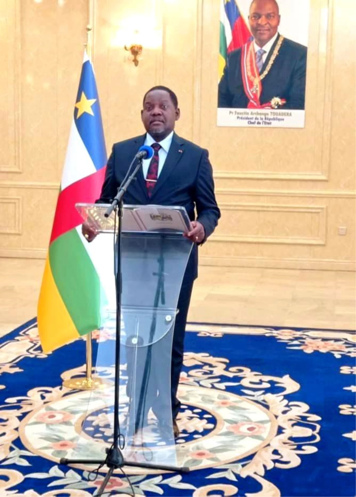 Orta Afrika Cumhuriyeti Başbakanı Ngrebada, Devlet Başkanı Touadera\'ye istifasını sundu