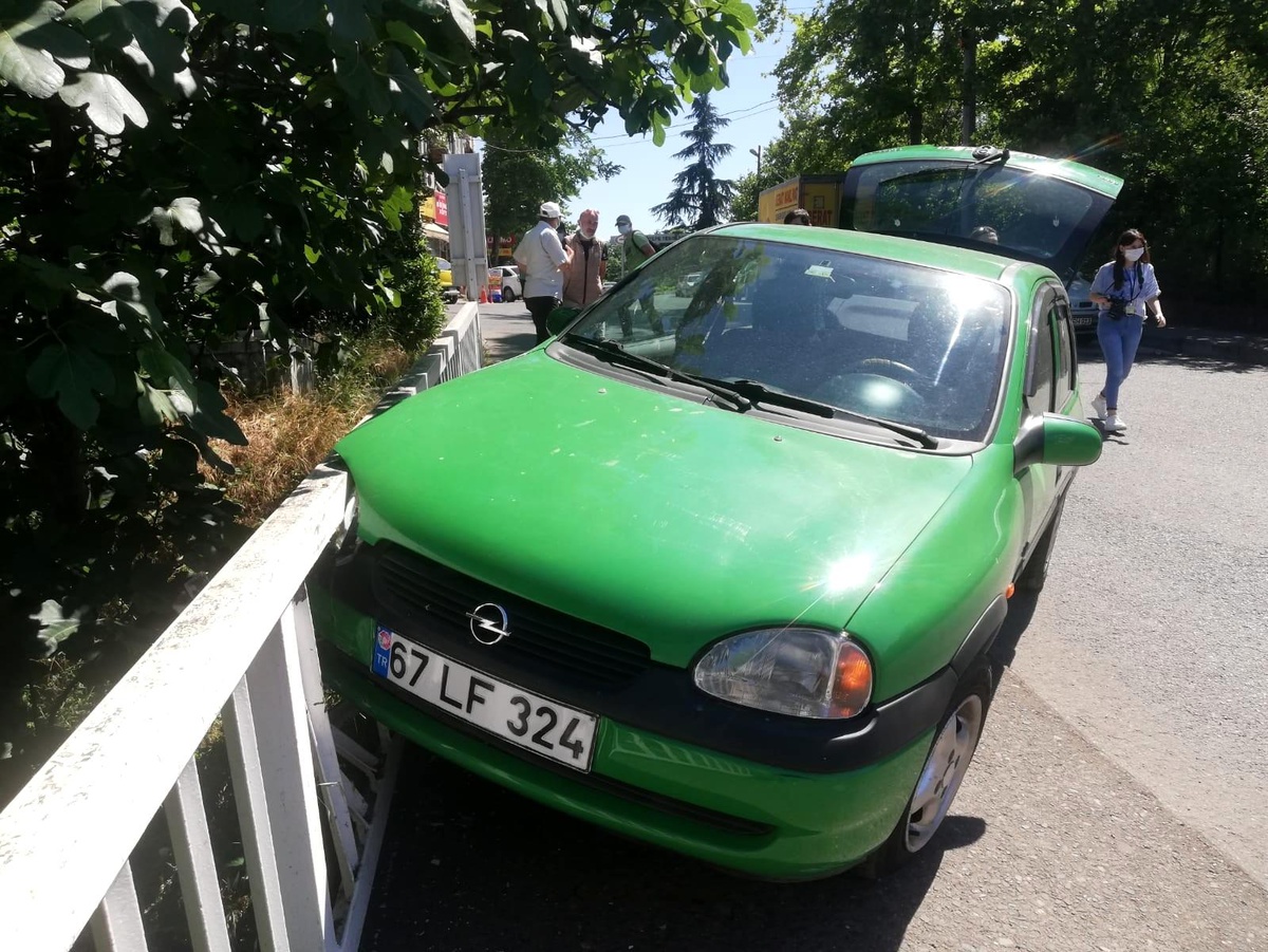 Otomobil köprü korkuluğuna çarptı