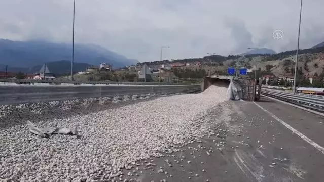 Otoyolda devrilen çakıl yüklü tırın sürücüsü yaralandı