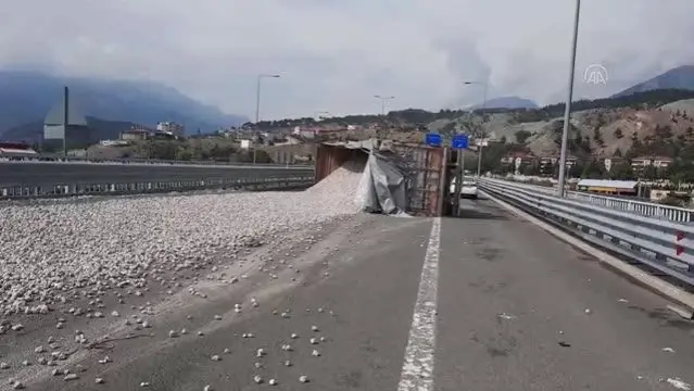 Otoyolda devrilen çakıl yüklü tırın sürücüsü yaralandı