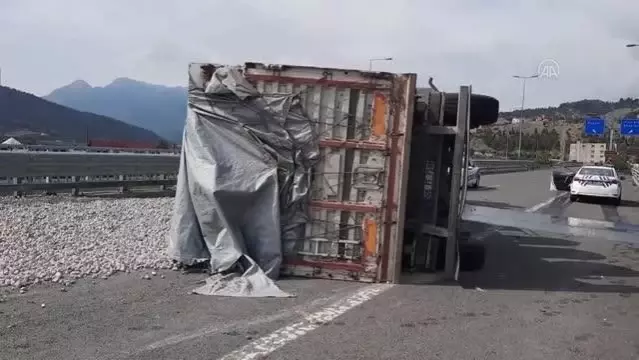 Otoyolda devrilen çakıl yüklü tırın sürücüsü yaralandı