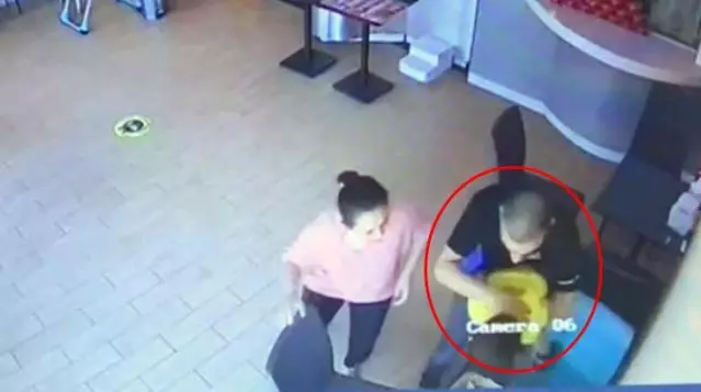 Pizza yerken nefessiz kalan çocuğu Heimlich manevrasıyla böyle kurtardı Pizza yerken nefessiz kalan çocuğu Heimlich manevrasıyla böyle kurtardı