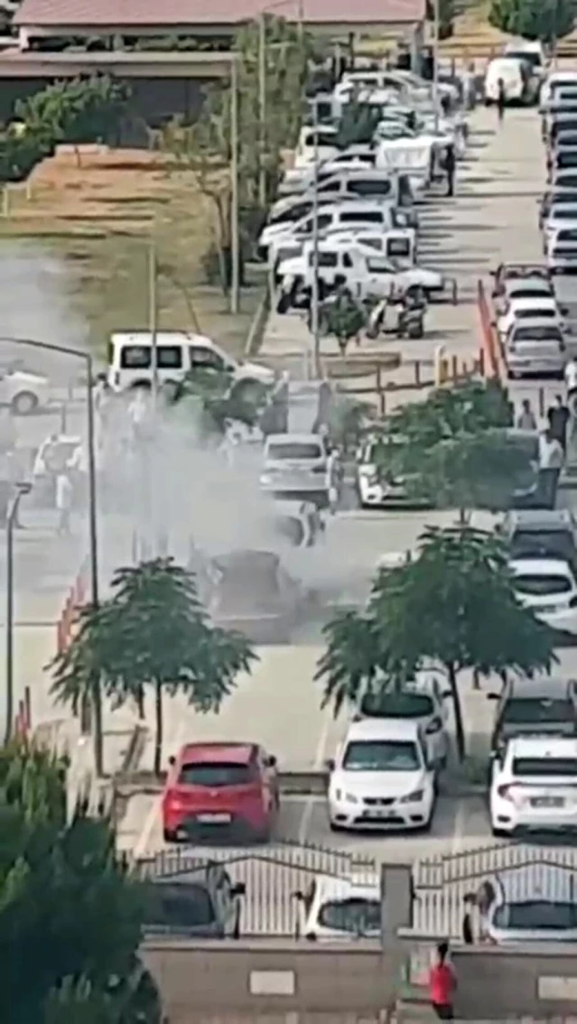 Son dakika haber! Sağlık çalışanının hastane bahçesine park ettiği araç yandı