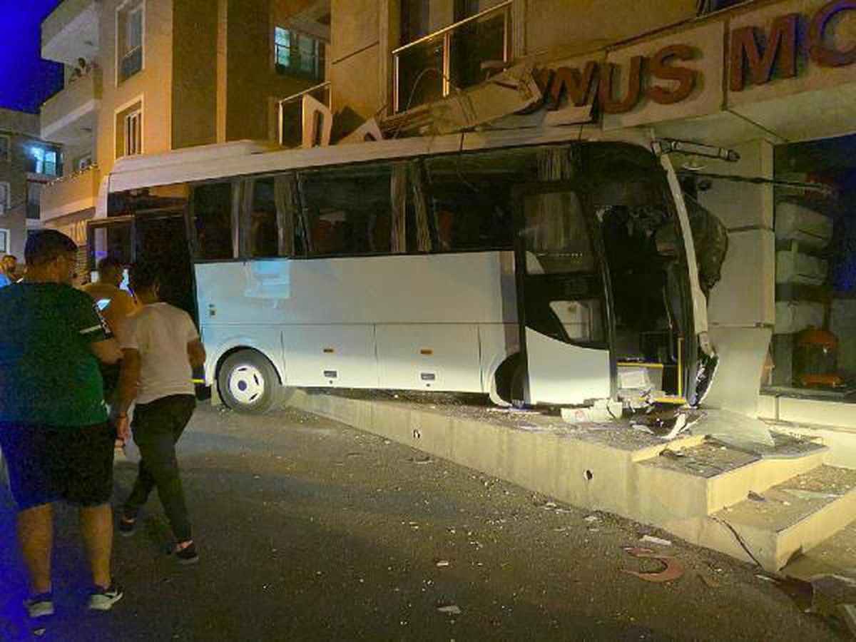 Servis midibüsü mobilya mağazasına girdi: 12 yaralı