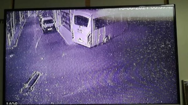 Son dakika gündem: Servis midibüsünün mobilya mağazasına girdiği kaza kamerada