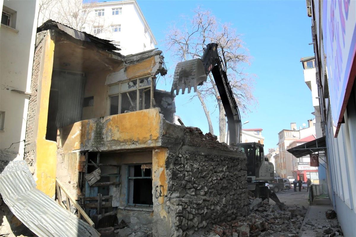 Sivas Belediyesi 103 metruk binayı yıktı