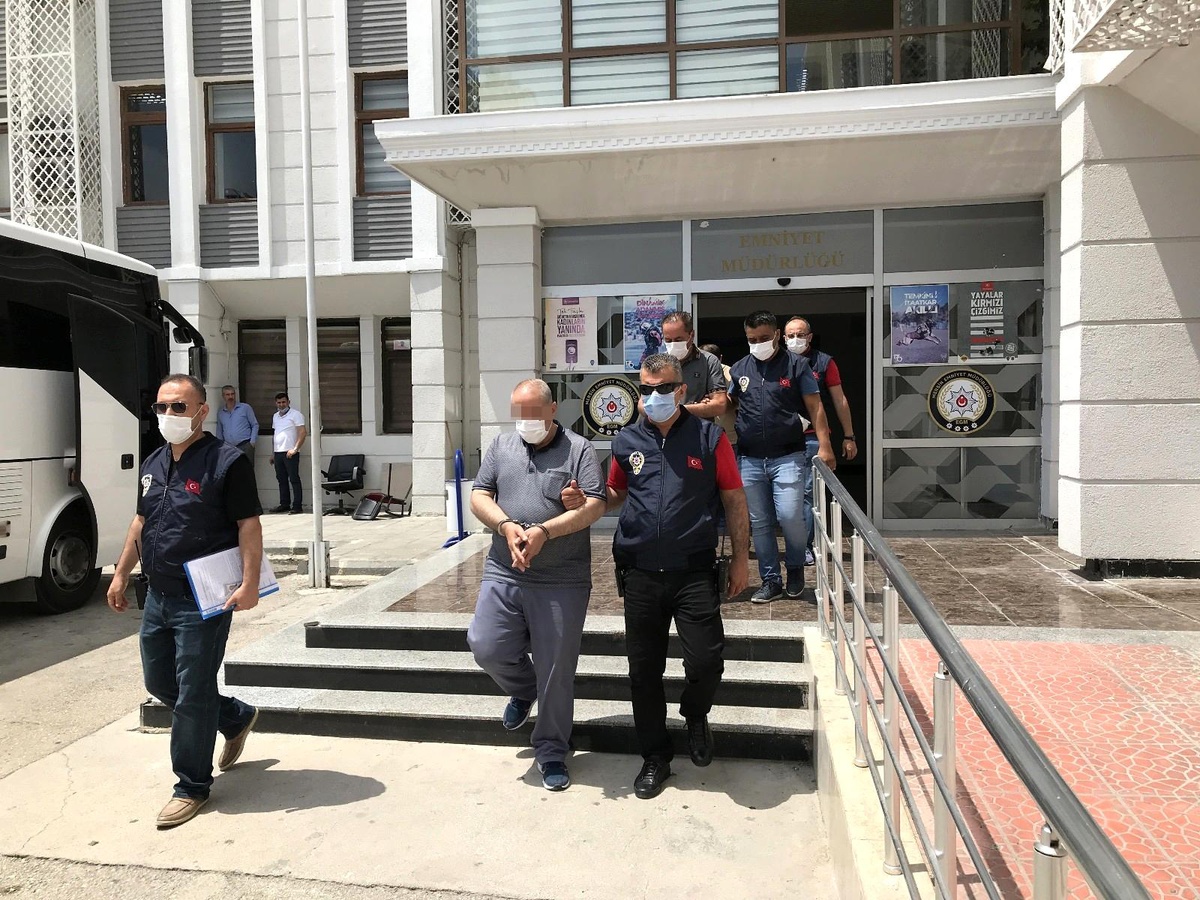 Tatlıcıyı dolandıran sahte kamu görevlileri tutuklandı