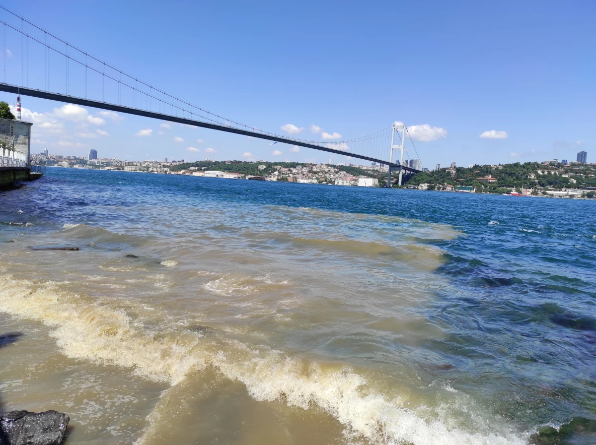 Üsküdar\'da denize çamurlu su aktı