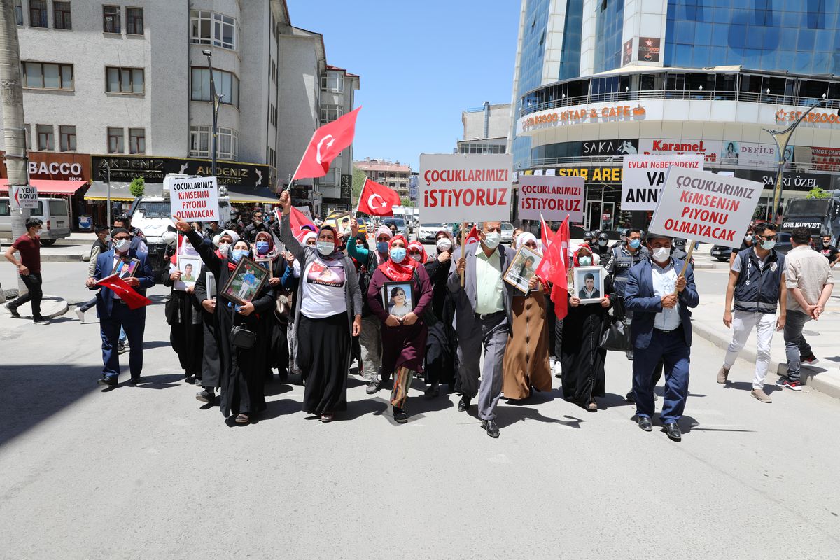 Son dakika haberi: Vanlı aileler çocuklarına kavuşmak için HDP İl Başkanlığı önünde eylem yaptı