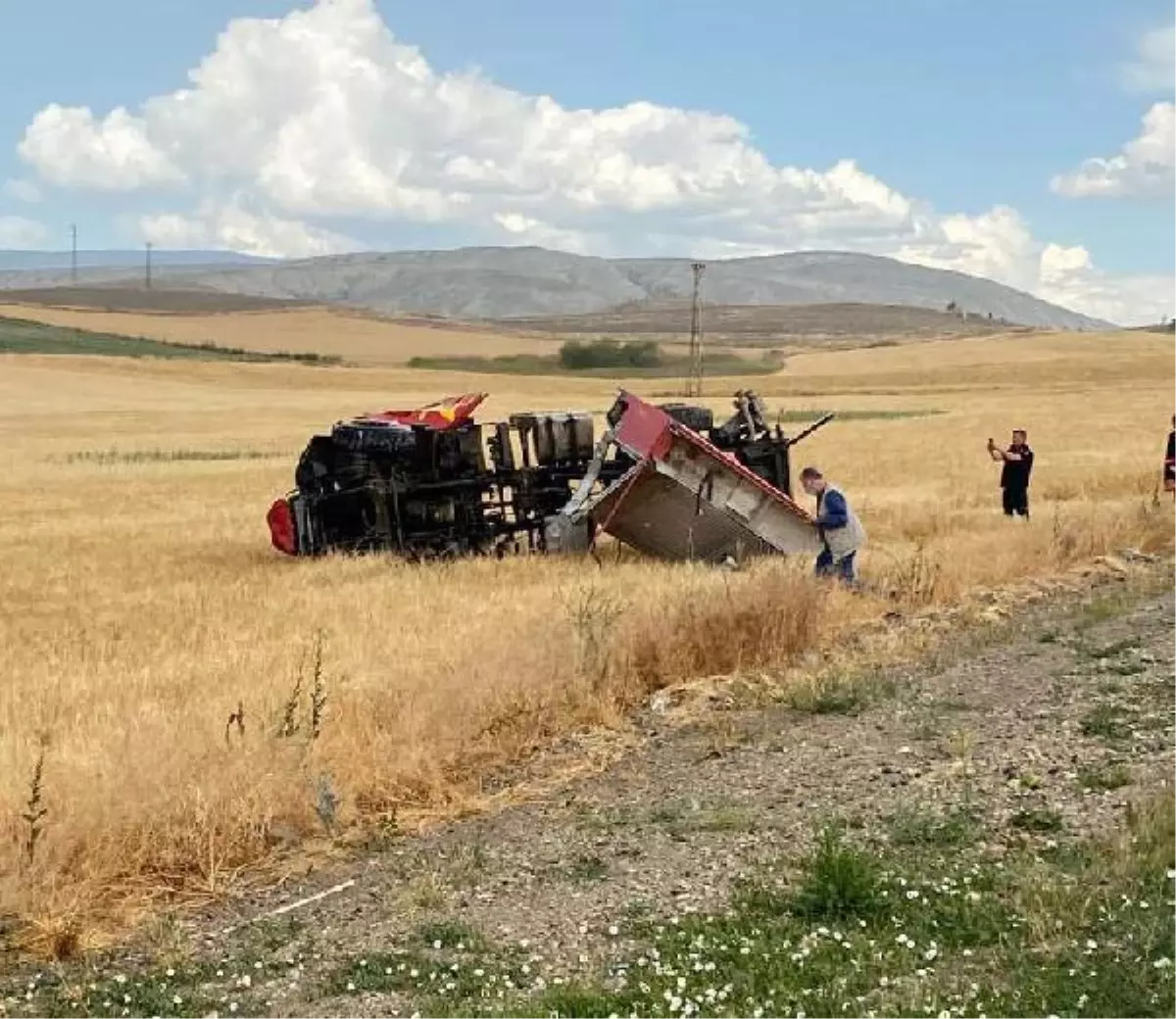 Yangına müdahaleye giden itfaiye aracı devrildi 3 yaralı