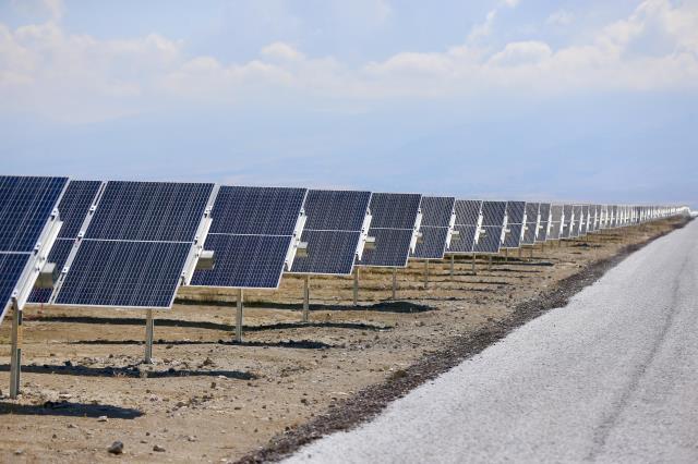 2 milyon kişinin ihtiyacını karşılayacak Türkiye'nin en büyük güneş enerji santralinin temeli atıldı