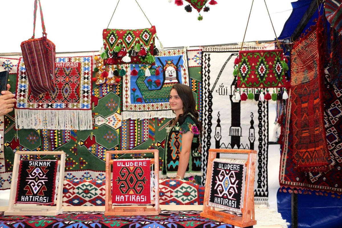 3 ayda yaptıkları kilimlerin tanesini 10 bin liradan satışa sunuyorlar