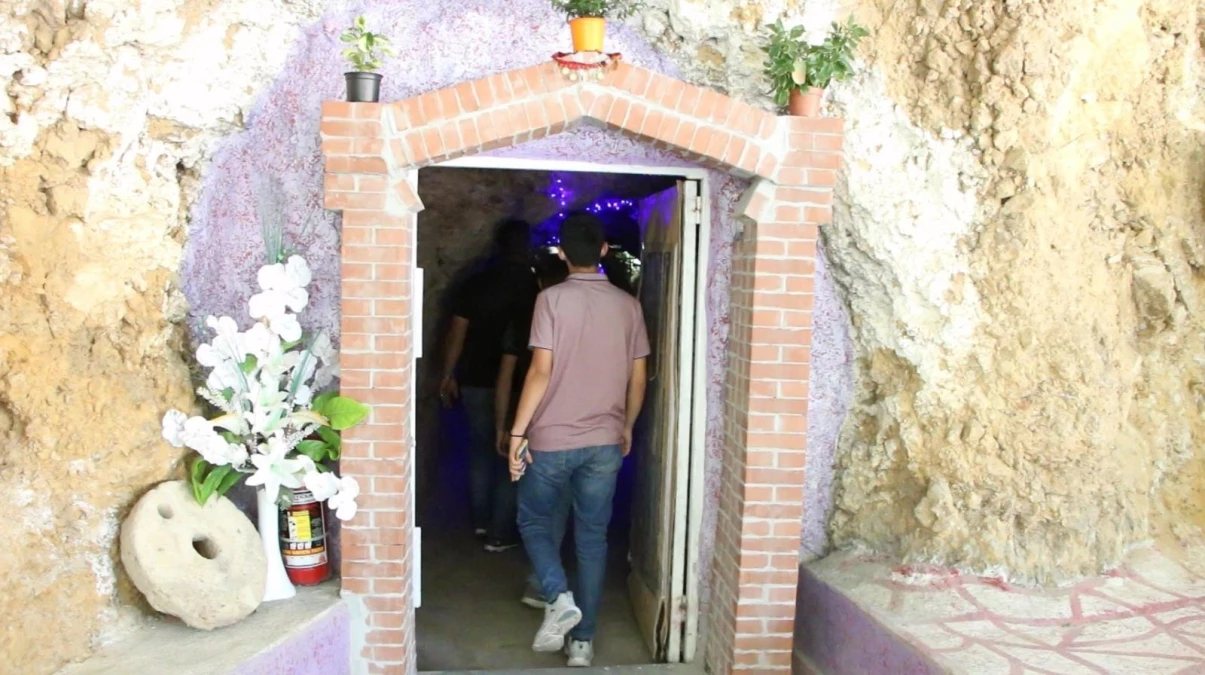 Yemeğe değil, serinlemeye geliyorlar! 420 metre uzunluğundaki tünel lokanta çok farklı