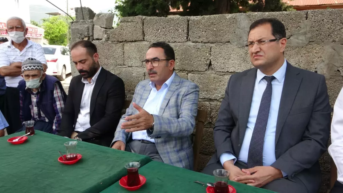 AK Parti Adana Milletvekili Abdullah Doğru, Kozan\'da yağıştan olumsuz etkilenen bölgeleri inceledi