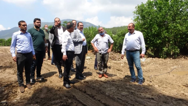 AK Parti Adana Milletvekili Abdullah Doğru, Kozan'da yağıştan olumsuz etkilenen bölgeleri inceledi