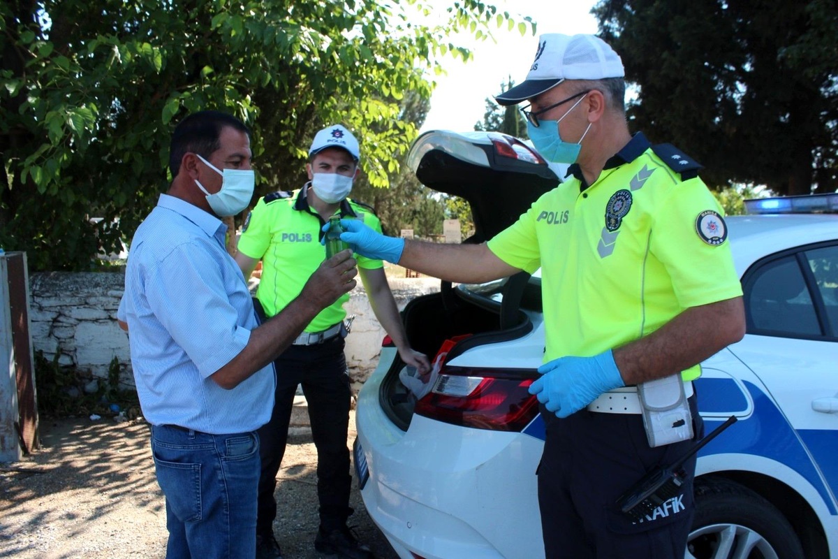 Alaşehir polisinden sürücülere maden suyu ikramı