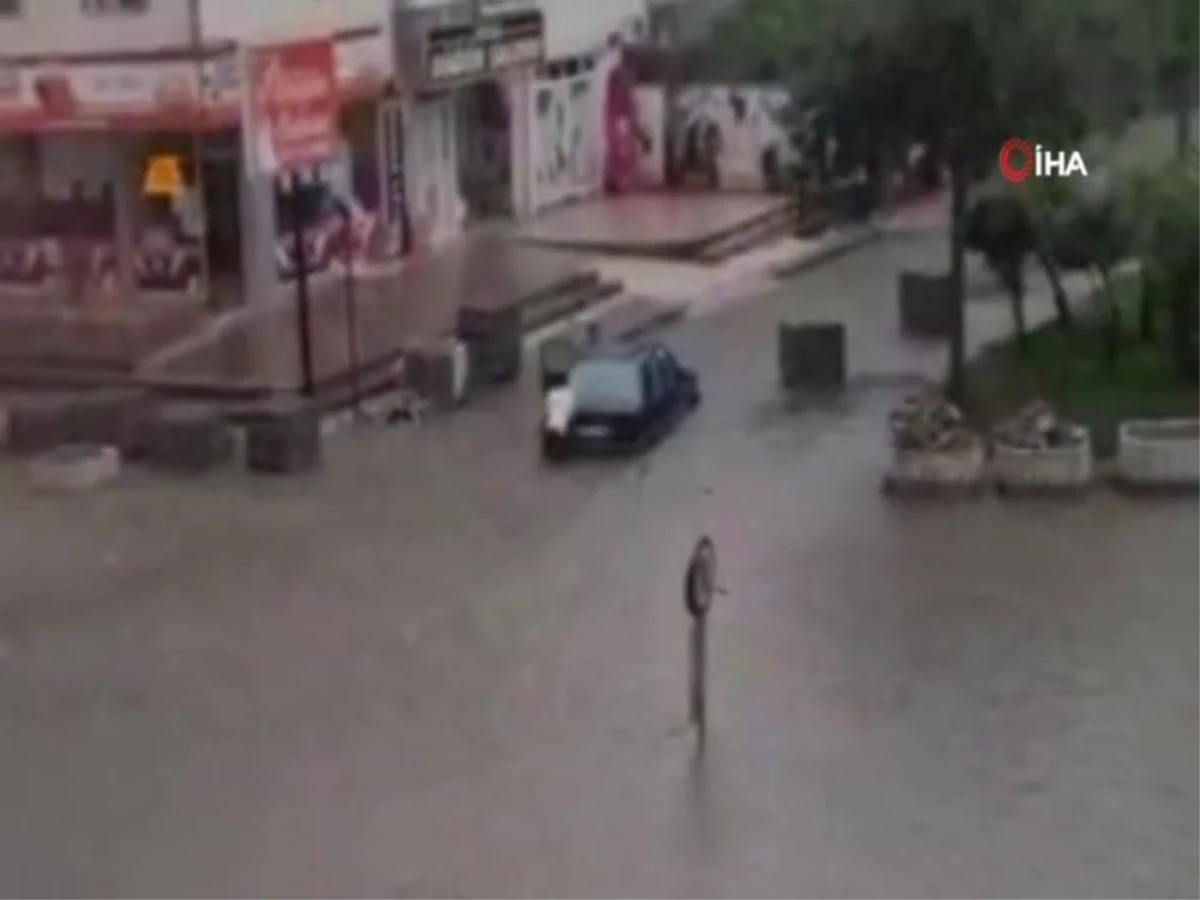 Başkent\'te otomobiller sel suları içinde kaldı