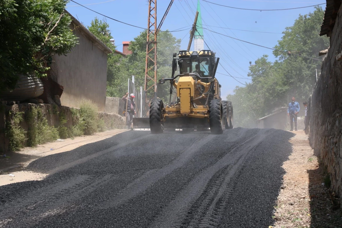 Bitlis\'te altyapısı tamamlanan yollar asfaltlanıyor