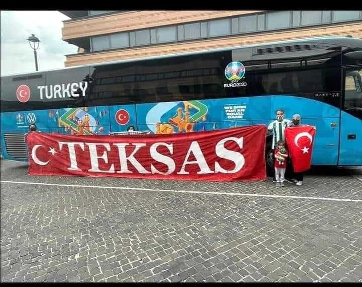 Bursaspor taraftarı Milli Takımı Roma\'da destekliyor