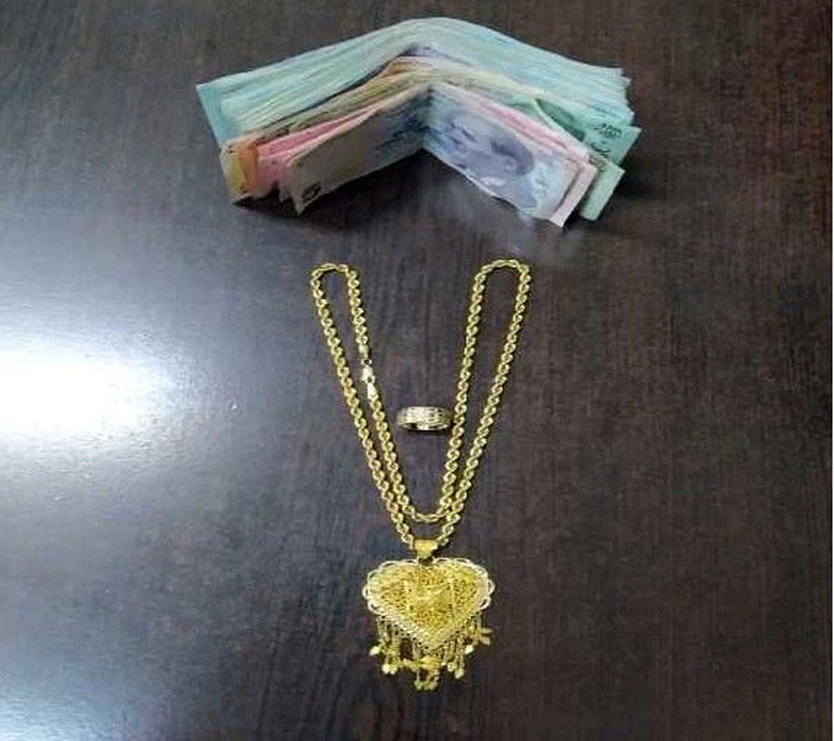 Çaldığı altınlarla kaçamadan yakalandı