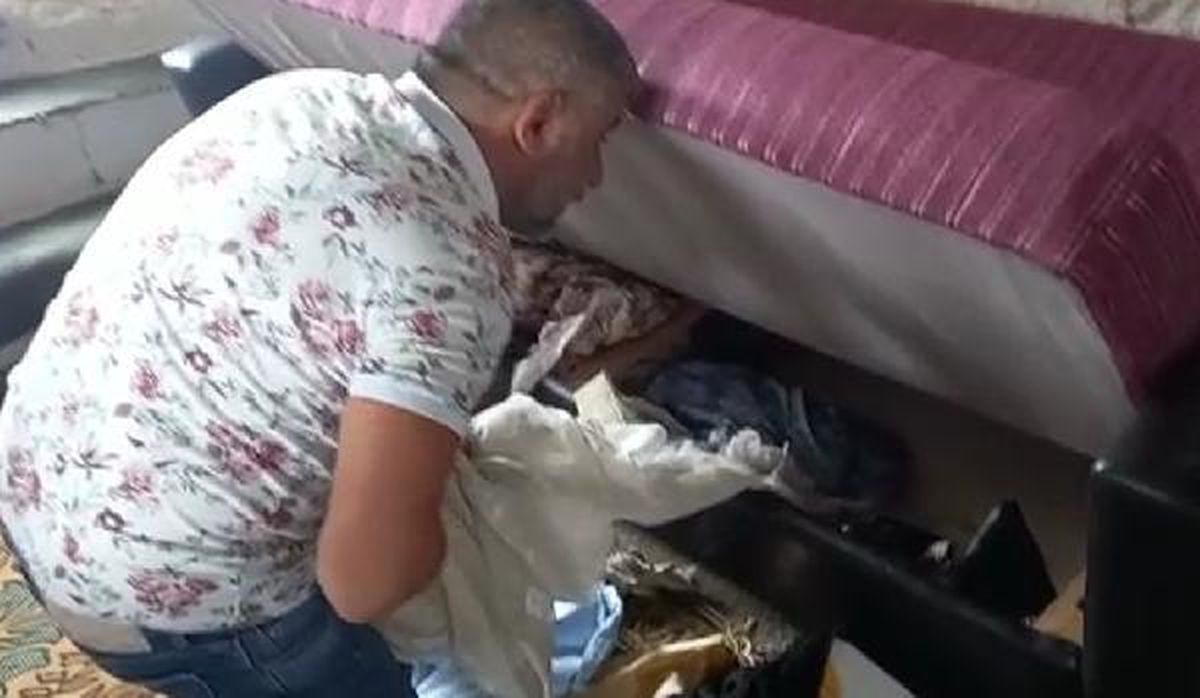 Çekyata giren yılan ev halkına korku dolu anlar yaşattı! Komşu elleriyle yakaladı