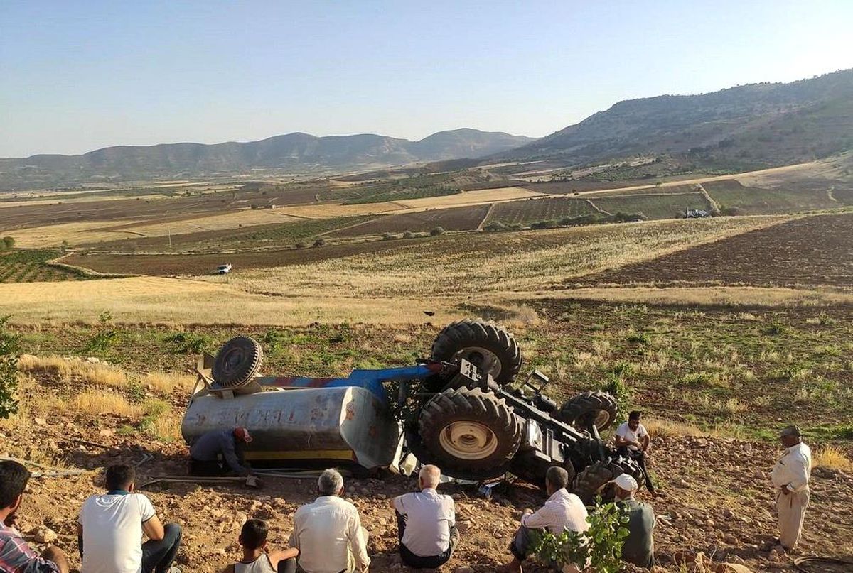 Devrilen traktörün altından burnu bile kanamadan kurtuldu