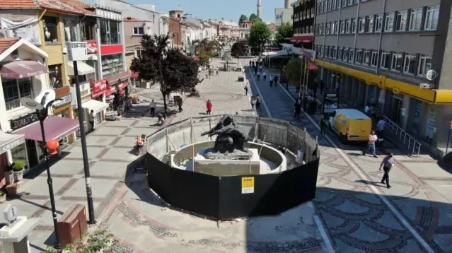 Edirne'de Tankut Öktem imzalı Pehlivanlar heykeli görünür olması amacıyla Saraçlar Caddesi'ne taşındı