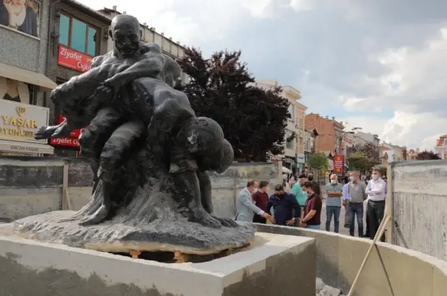 Edirne'de Tankut Öktem imzalı Pehlivanlar heykeli görünür olması amacıyla Saraçlar Caddesi'ne taşındı