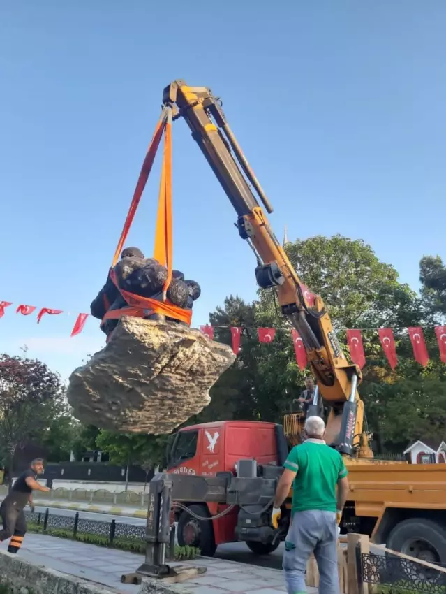 Edirne'de Tankut Öktem imzalı Pehlivanlar heykeli görünür olması amacıyla Saraçlar Caddesi'ne taşındı