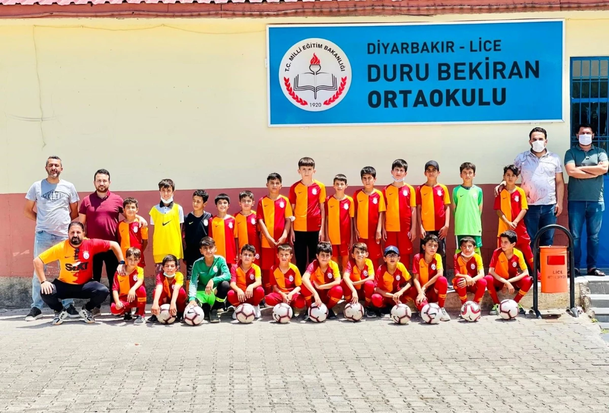Galatasaray\'dan Diyarbakır\'daki köy okuluna malzeme desteği