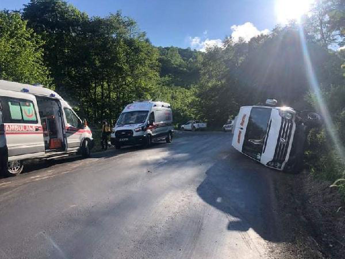 Geziden dönenleri taşıyan minibüs devrildi: 15 yaralı