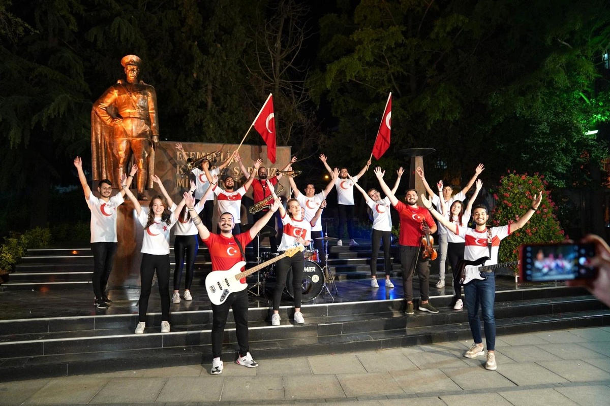 Halk bandosundan \'bizim çocuklar\'a marşlı klipli destek: "Bizim Çocuklar"