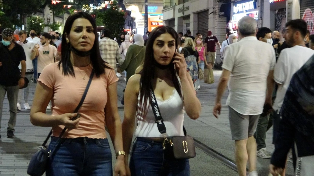 İstiklal Caddesi\'nde maske ve mesafe unutuldu, halaylar çekildi