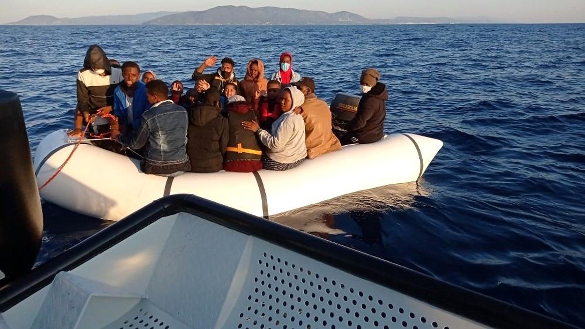 İzmir açıklarında 35 düzensiz göçmen kurtarıldı