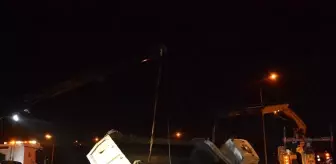 Kağıthane'de hafriyat kamyonu devrildi: 1 yaralı