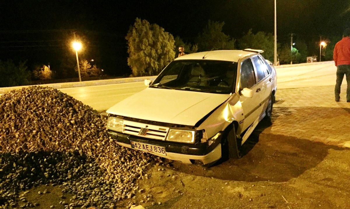 Karşı şeride geçen otomobil devrilmekten son anda kurtuldu