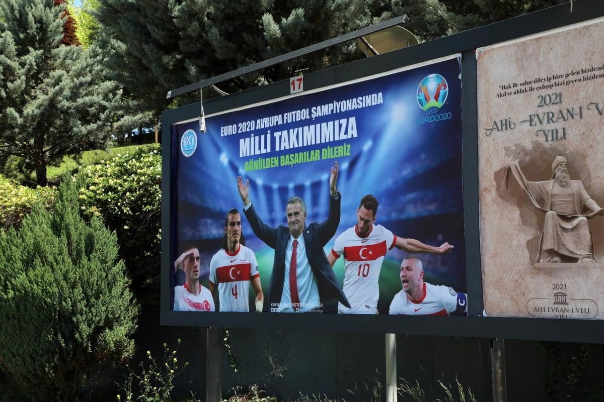 Kayseri Üniversitesi\'nden Milli Takımımıza Billboardla Destek
