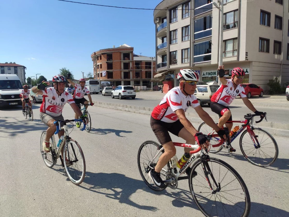 Kıbrıs Gazisi merhum Şükrü Tandoğan\'ın anısına düzenlenen bisiklet turu ekibi Bolu\'ya ulaştı