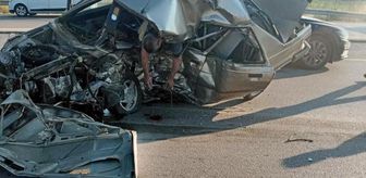 Lastiği patlayan otomobil, karşıdan gelen otomobille çarpıştı: 1 ölü, 2 yaralı