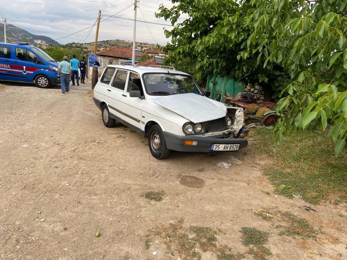 Manisa\'da otomobilin traktörle çarpışması sonucu 1 kişi yaralandı