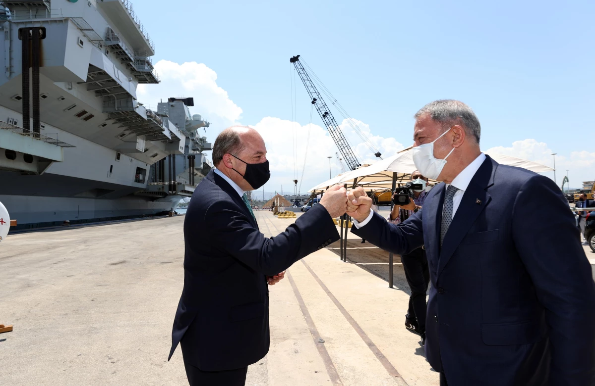 Milli Savunma Bakanı Akar, Libya ziyareti öncesinde İtalya\'nın Sicilya Adası\'na geçerek İngiltere Savunma Bakanı Wallace ve İtalya Savunma Bakanı...