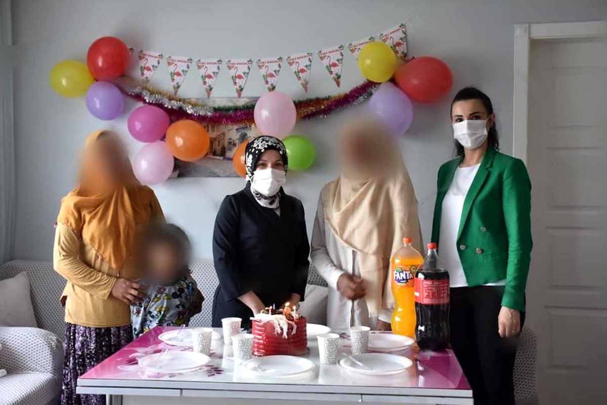Öksüz ve yetim çocuklara sürpriz doğum günü