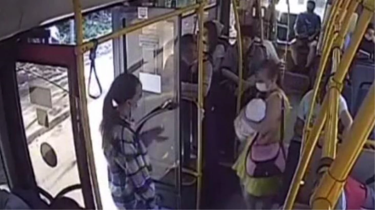 Otobüsteki herkes korkudan birbirine baktı! Annesinin kucağındaki bebeğin ayağı kapıya sıkıştı